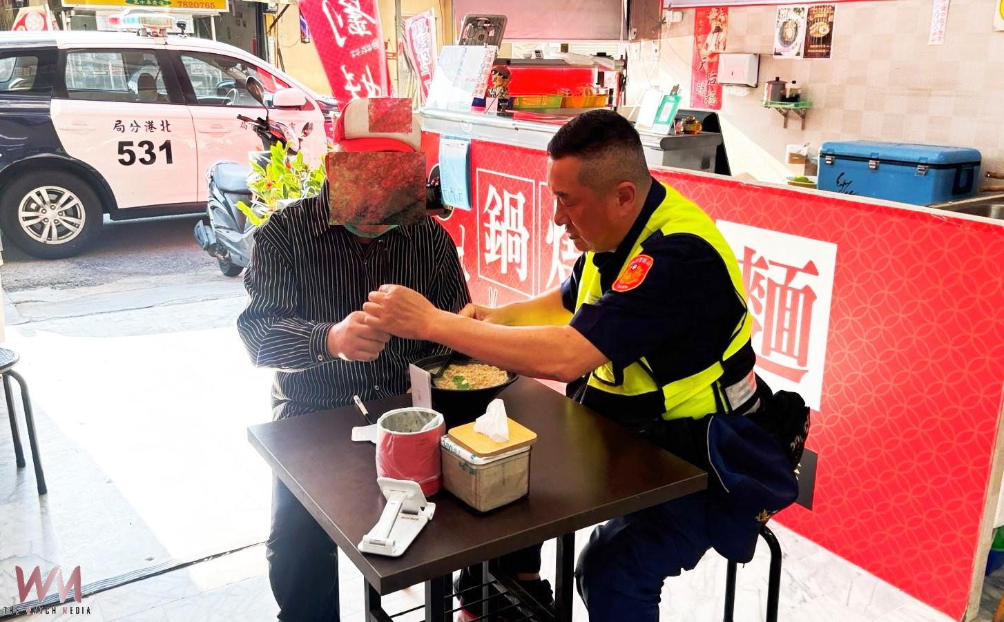老翁跟不上競選掃街隊伍迷途發抖 北港警掃描QR Code助平安返家 - https://www.watchmedia01.com