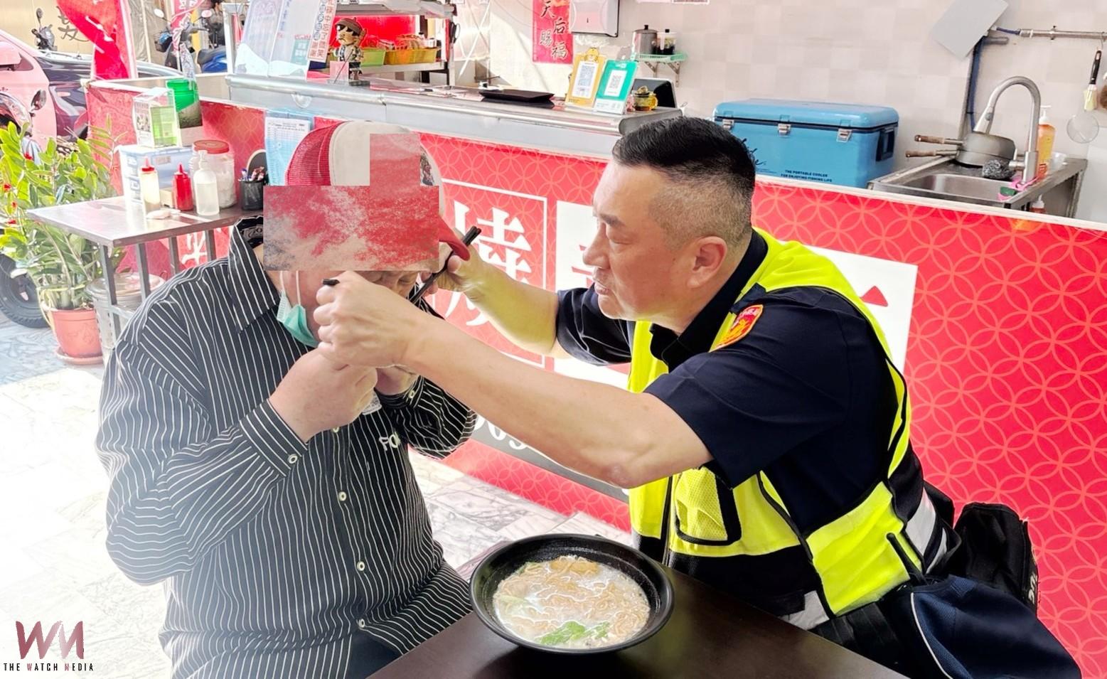 老翁跟不上競選掃街隊伍迷途發抖 北港警掃描QR Code助平安返家 - https://www.watchmedia01.com