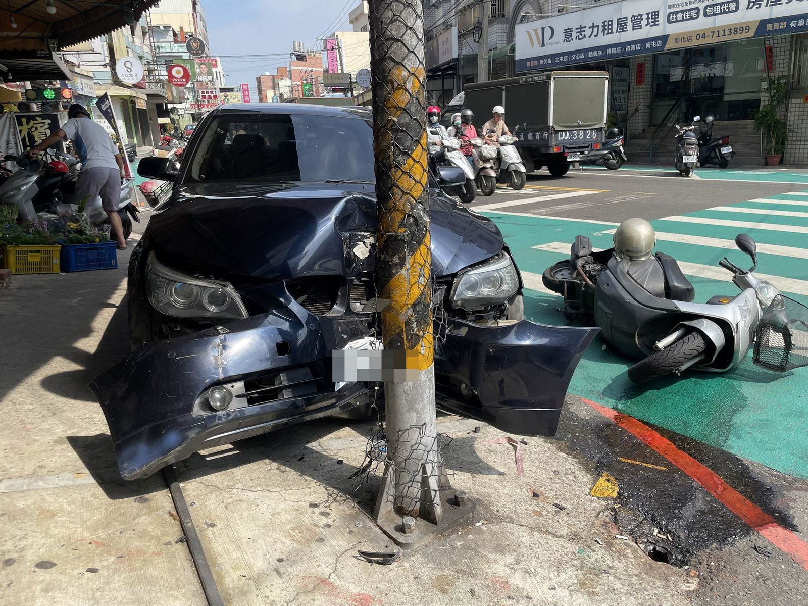 疑打瞌睡釀禍！BMW撞老翁再撞號誌桿　警追查逃逸駕駛 - https://www.watchmedia01.com