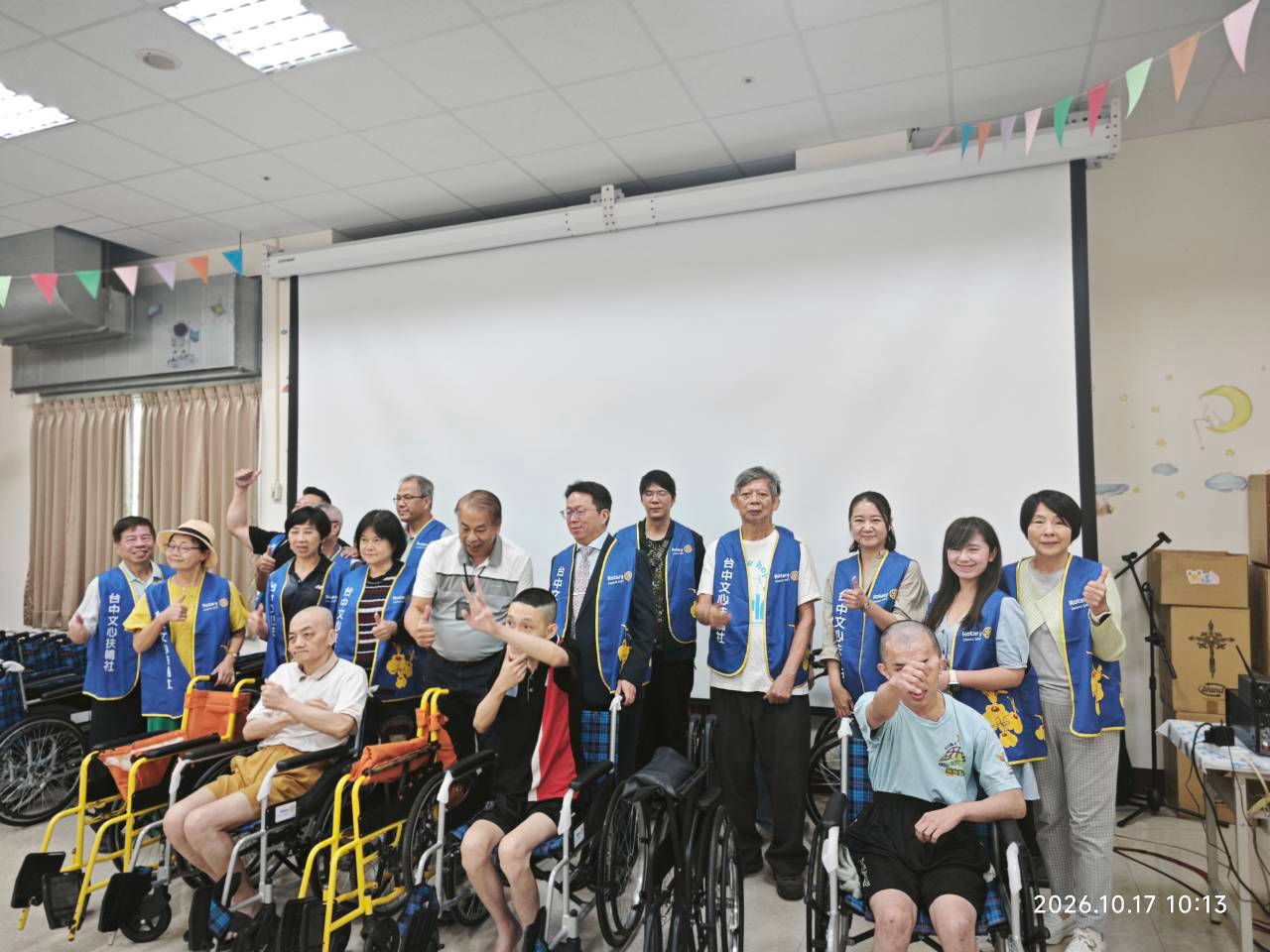 台中文心扶輪社送愛芳苑 20部輪椅助喜願家園 - https://www.watchmedia01.com