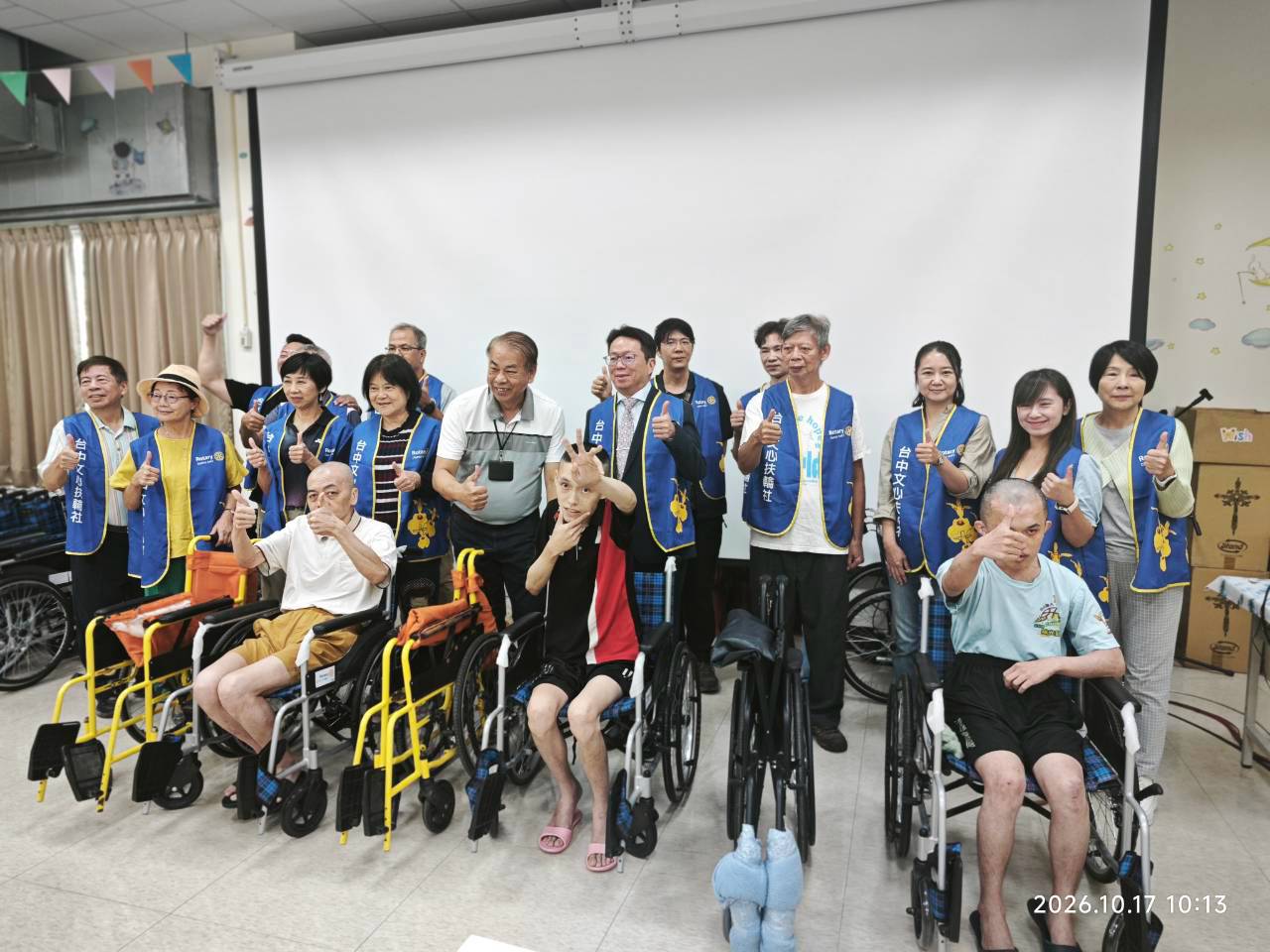 台中文心扶輪社送愛芳苑 20部輪椅助喜願家園 - https://www.watchmedia01.com