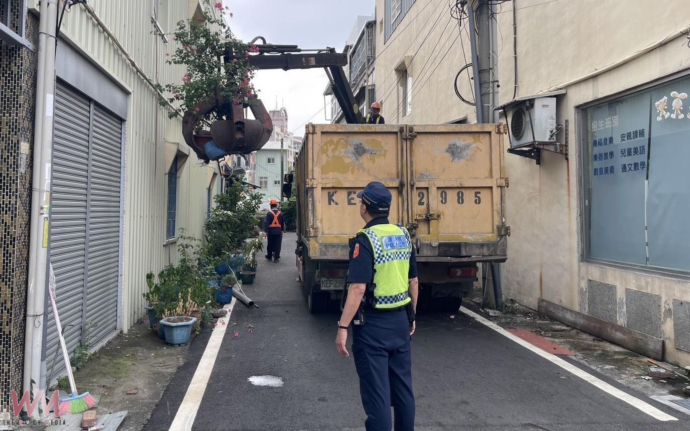 斗六警聯手清潔隊強力清道! 清除12件路障,違規占道最高罰2,400元 - https://www.watchmedia01.com