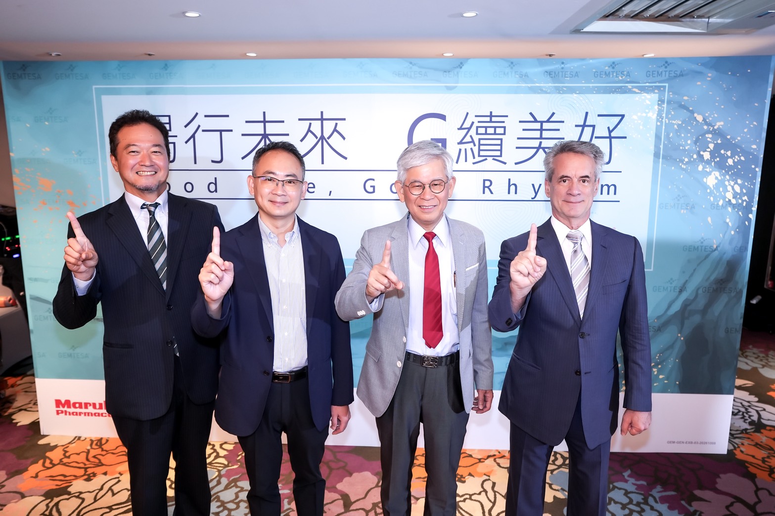 由左至右依序分別為
日本醫藥公司董事長古谷健二、台灣尿失禁防治協會 蒙恩理事長
台灣泌尿科醫學會 首席副理事長 歐宴泉
Boston Medical Center-Brighton DAVID R STASKIN MD