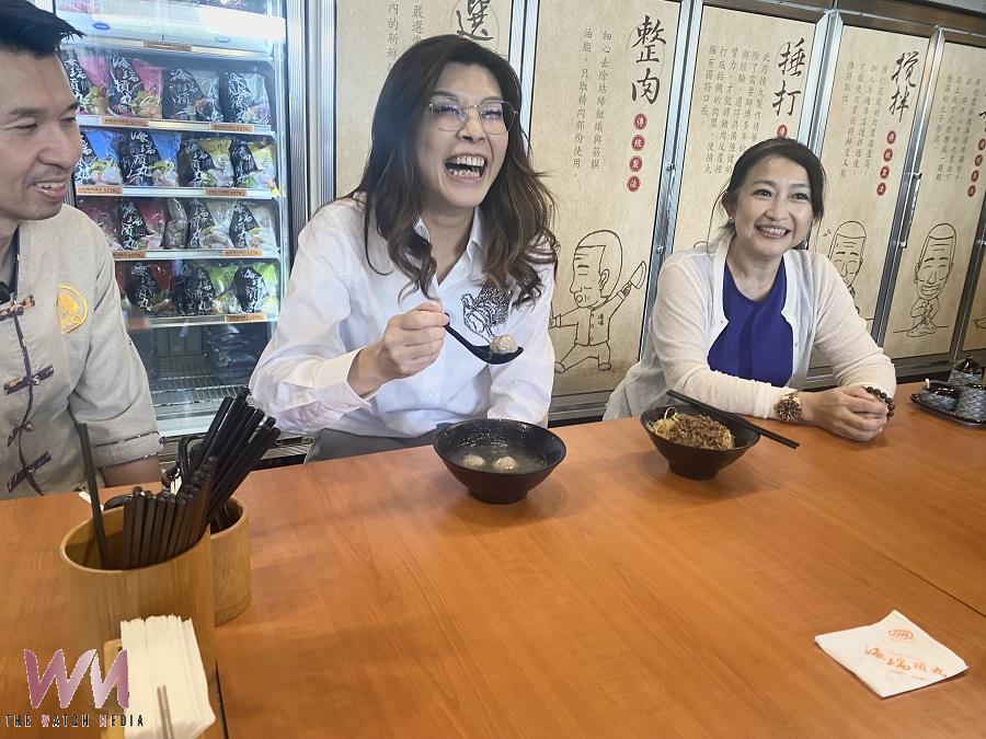 鄭麗文化身貢丸師傅 捶肉漿捏貢丸、大啖新竹美食 - https://www.watchmedia01.com