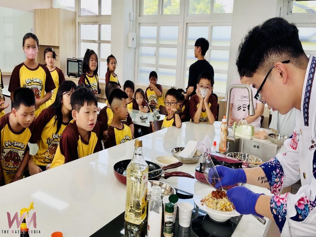 一盤烏魚子炒飯、一堂人生課 名廚劉柏賢返德興國小激勵學弟妹 - https://www.watchmedia01.com