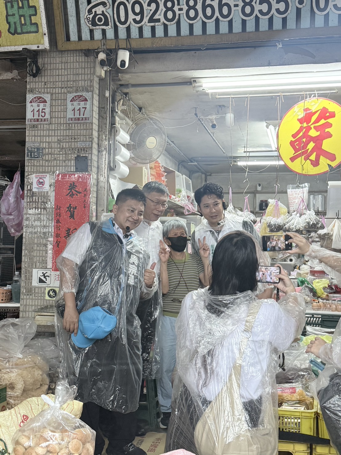 柯文哲冒雨挺吳宗憲!藍白合體宜蘭市場掃街 吳宗憲:宜蘭是全台藍白合作最強示範區 - https://www.watchmedia01.com