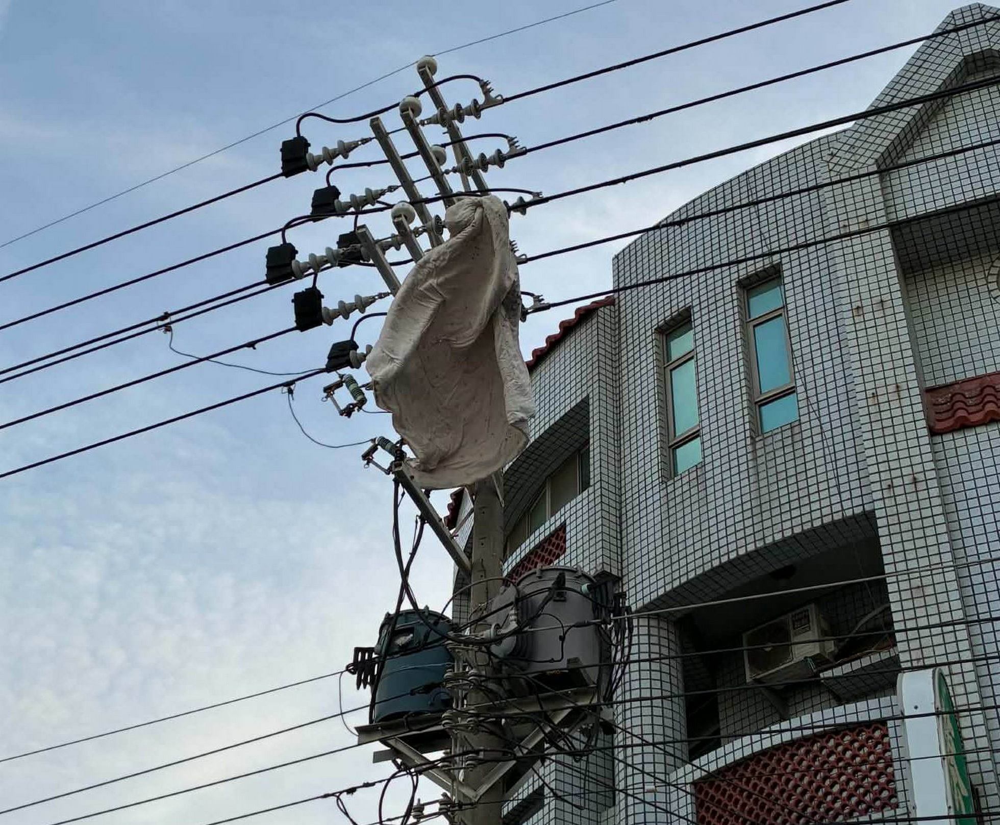 （有影片）／彰化強風吹出驚險畫面！棉被飛上電線桿、看板險砸車 - https://www.watchmedia01.com