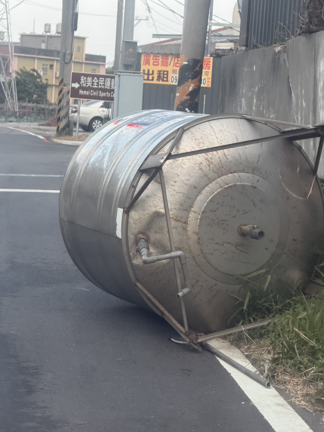 （有影片）／彰化強風吹出驚險畫面！棉被飛上電線桿、看板險砸車 - https://www.watchmedia01.com