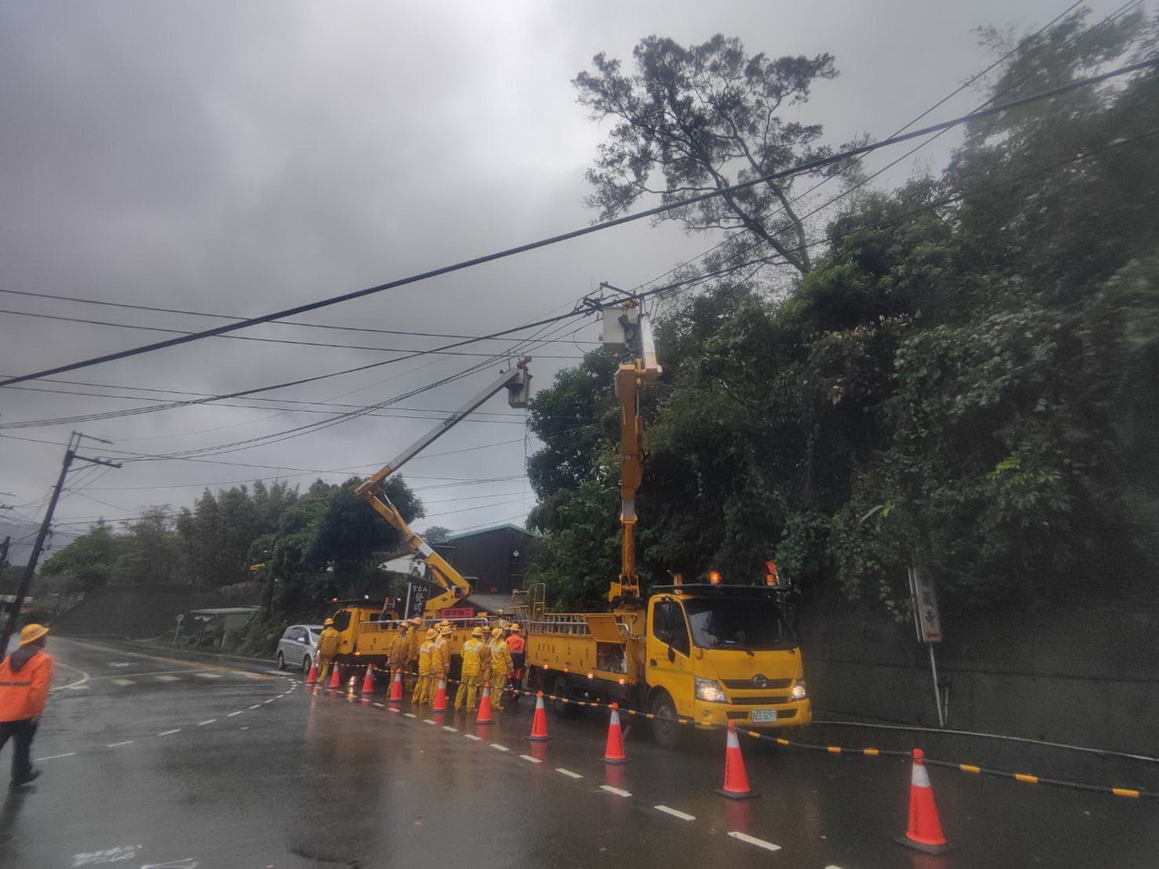 颱風夜默默守護燈火的英雄 台電桃園同仁連夜搶修盼早日全面復電