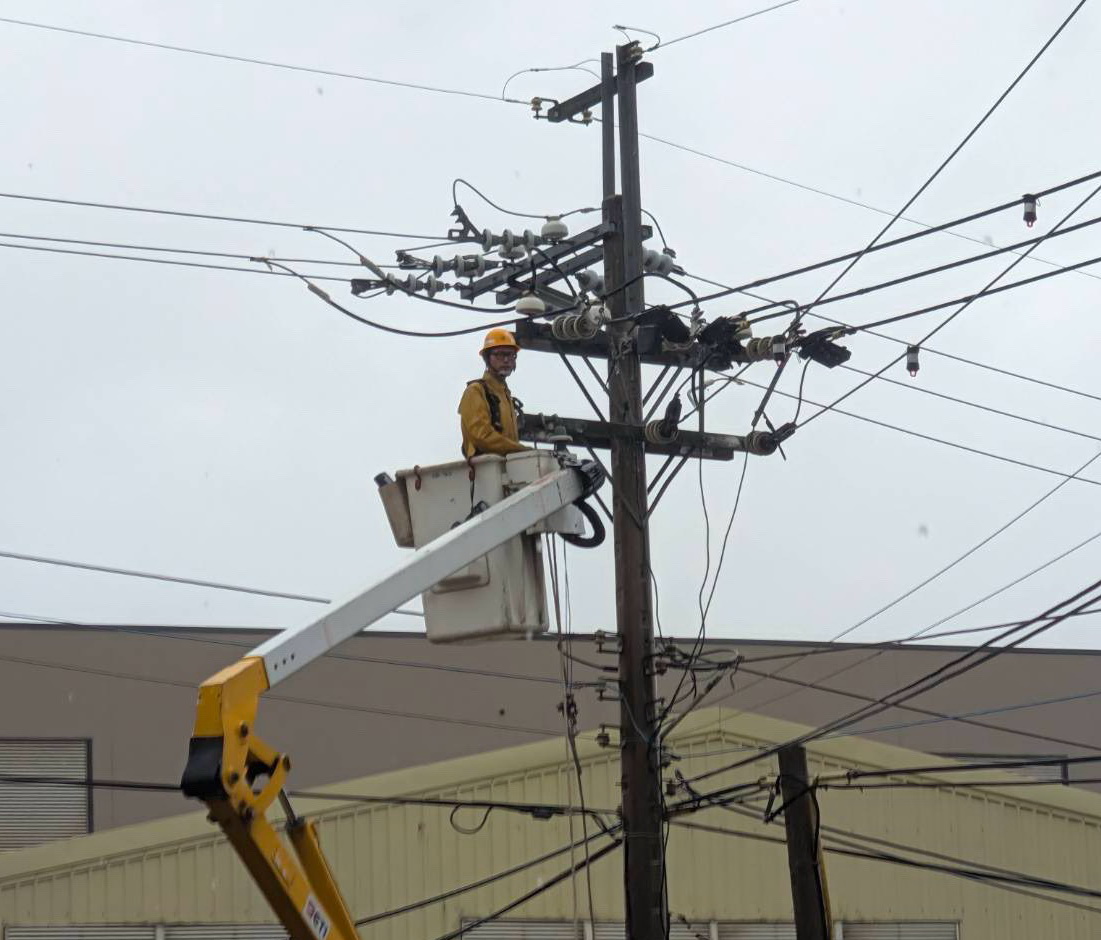 颱風夜默默守護燈火的英雄 台電桃園同仁連夜搶修盼早日全面復電 - https://www.watchmedia01.com