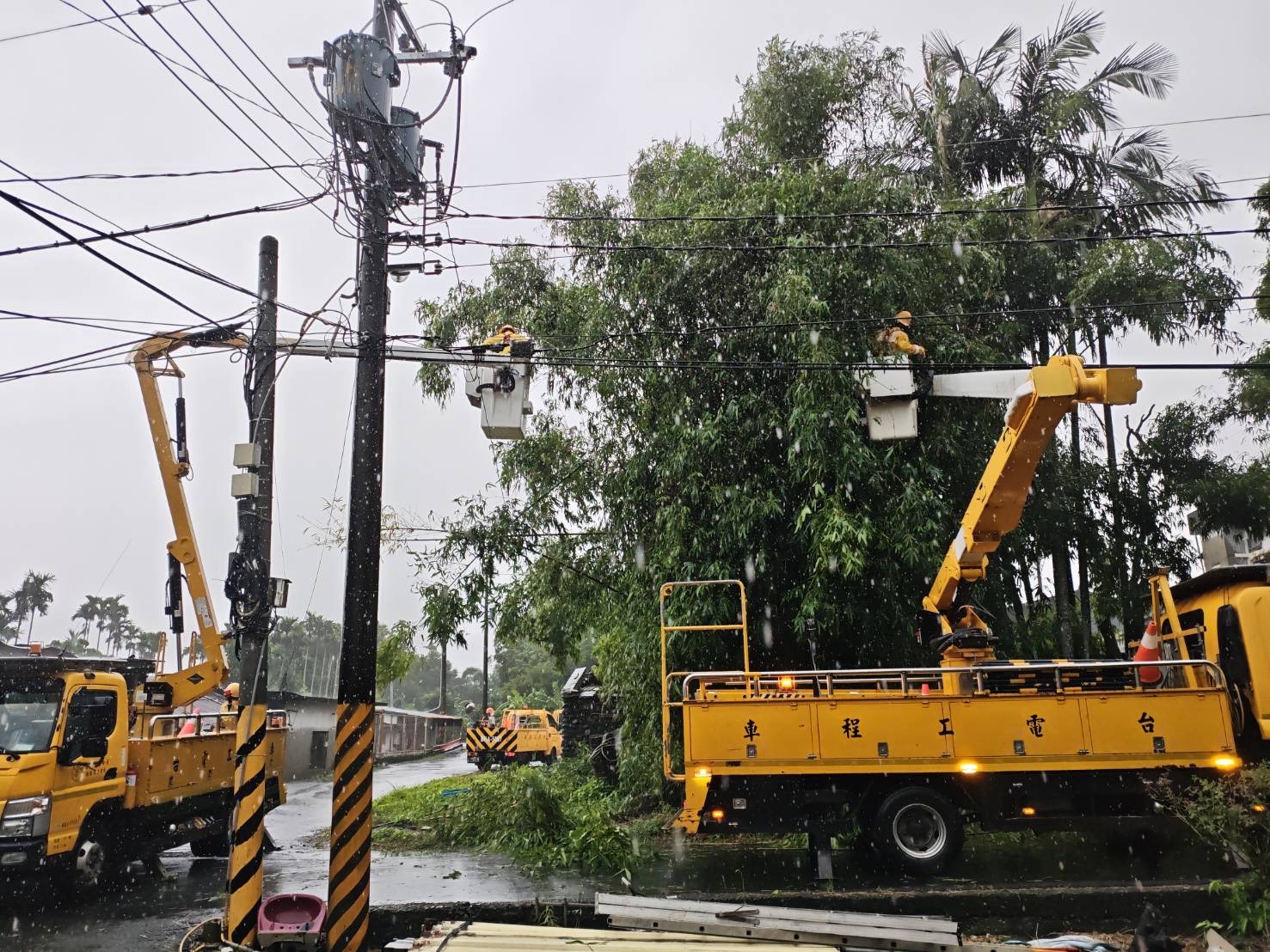 薔琵颱風中心掠過南方澳！宜蘭山區嚴防超大豪雨　363人撤離、交通供電受衝擊 - https://www.watchmedia01.com