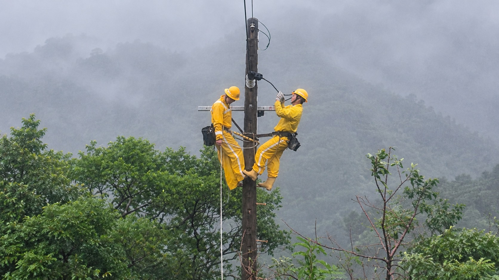 薔琵颱風中心掠過南方澳！宜蘭山區嚴防超大豪雨　363人撤離、交通供電受衝擊 - https://www.watchmedia01.com