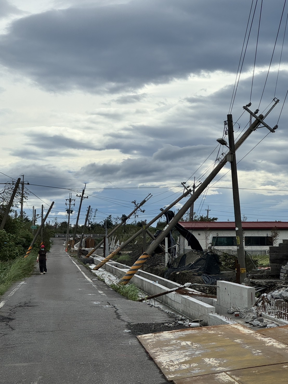 薔琵颱風重創宜蘭電力！逾2.3萬戶停電　台電跨區動員200人全力搶修