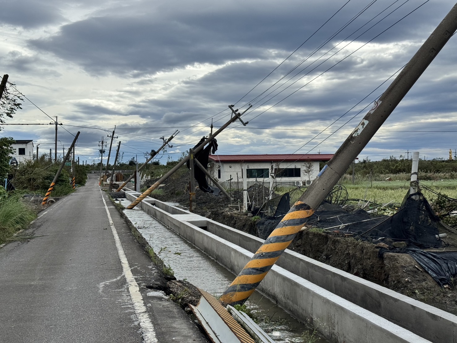 薔琵颱風重創宜蘭電力!逾2.3萬戶停電 台電跨區動員200人全力搶修 - https://www.watchmedia01.com