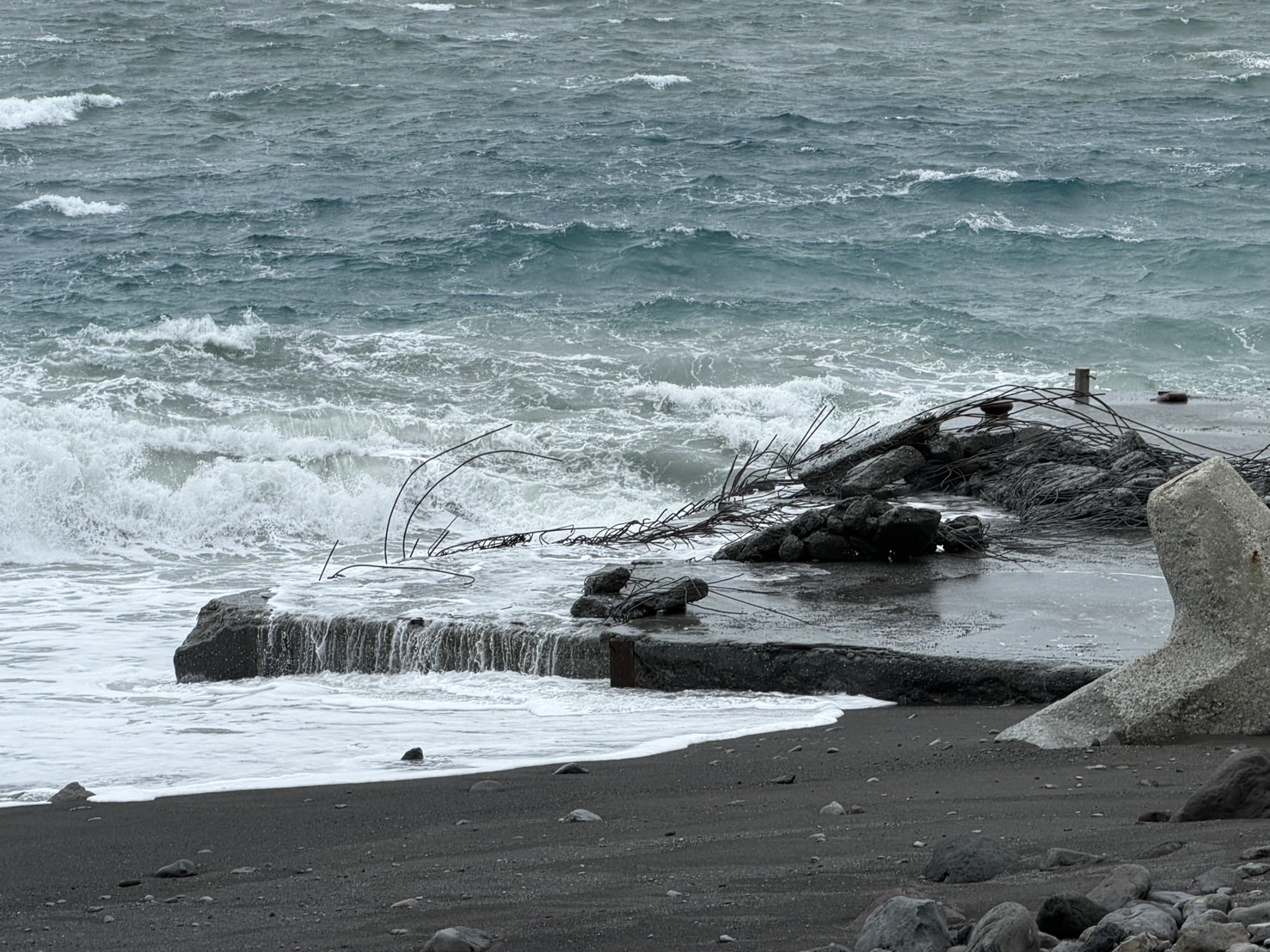 薔琵重創龜山島！兩座碼頭受損、環湖步道淹水　25日起持續封島、開放日期未定
