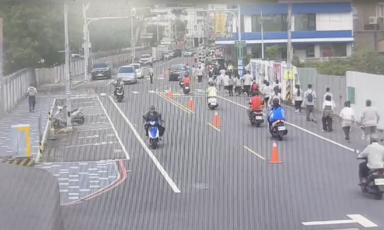 員林獅子盃路跑驚傳車禍!10歲男童遭轎車擦撞倒地 - https://www.watchmedia01.com