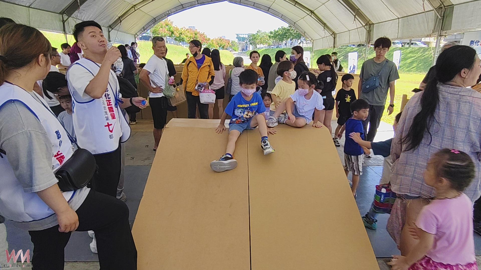 (有影片)/藍營:魏平政辦紙迷宮親子活動 寓教於樂推環保 - https://www.watchmedia01.com