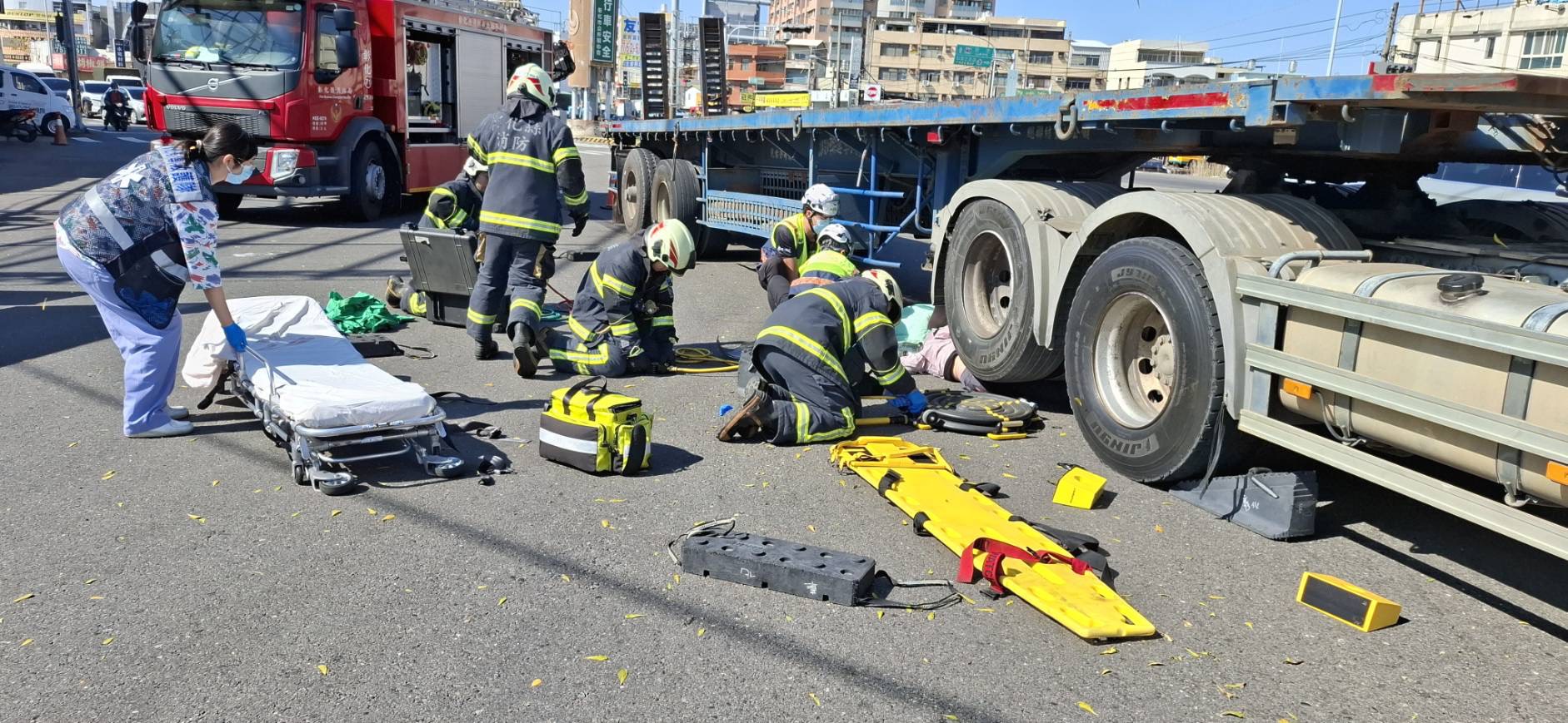 彰化交流道下悲劇！夫妻騎機車與聯結車碰撞　雙雙喪命 - https://www.watchmedia01.com