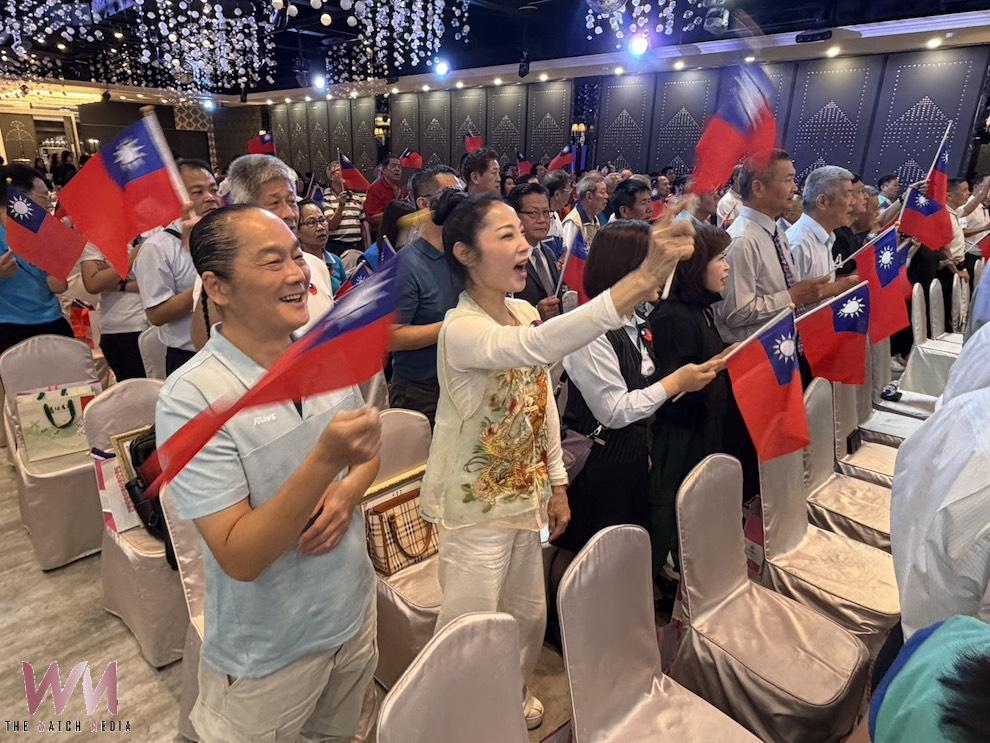 嘉義榮民服務處辦「輔導會成立72週年暨第48屆榮民節」慶祝大會,表彰楷模、感謝績優廠商與企業,高唱《中華民國頌》。(圖/記者陳惲朋攝)