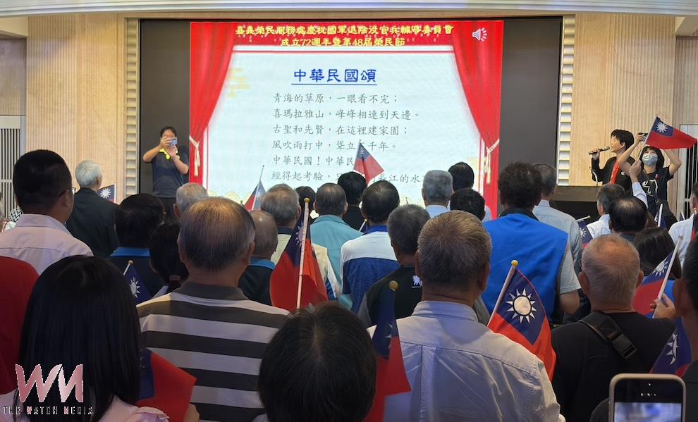 嘉義榮民服務處辦「輔導會成立72週年暨第48屆榮民節」慶祝大會,表彰楷模、感謝績優廠商與企業,高唱《中華民國頌》。(圖/記者陳惲朋攝)
