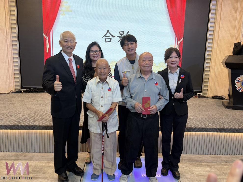 嘉義榮民服務處辦「輔導會成立72週年暨第48屆榮民節」慶祝大會,表彰楷模、感謝績優廠商與企業,高唱《中華民國頌》。(圖/記者陳惲朋攝)