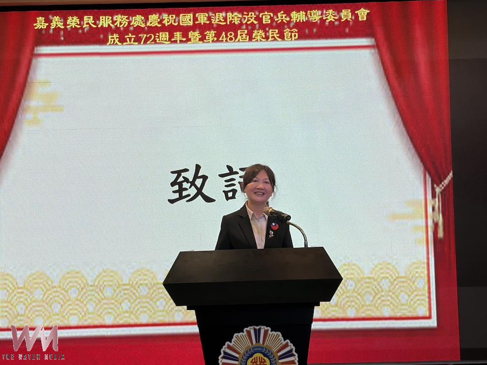嘉義榮民服務處辦「輔導會成立72週年暨第48屆榮民節」慶祝大會,表彰楷模、感謝績優廠商與企業,高唱《中華民國頌》。(圖/記者陳惲朋攝)