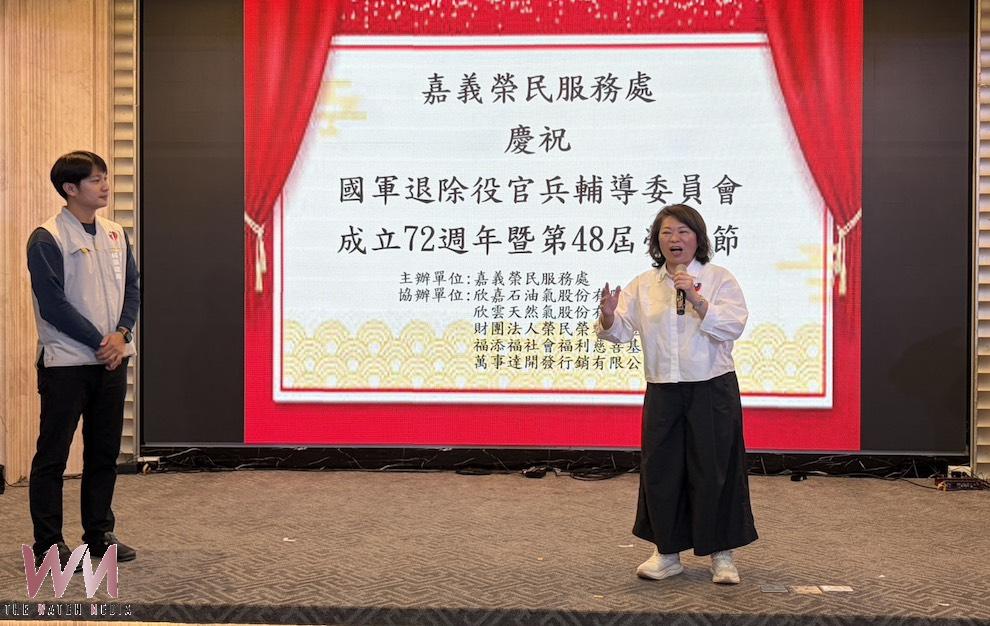 嘉義榮民服務處辦「輔導會成立72週年暨第48屆榮民節」慶祝大會,表彰楷模、感謝績優廠商與企業,高唱《中華民國頌》。(圖/記者陳惲朋攝)