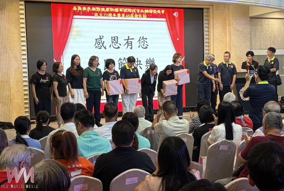 嘉義榮民服務處辦「輔導會成立72週年暨第48屆榮民節」慶祝大會,表彰楷模、感謝績優廠商與企業,高唱《中華民國頌》。(圖/記者陳惲朋攝)