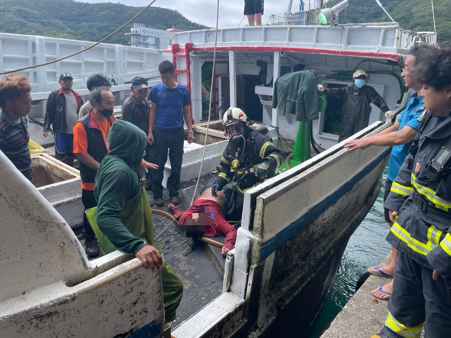 南方澳漁船疑氨氣外洩釀3人不適　外籍漁工昏迷船艙緊急送醫