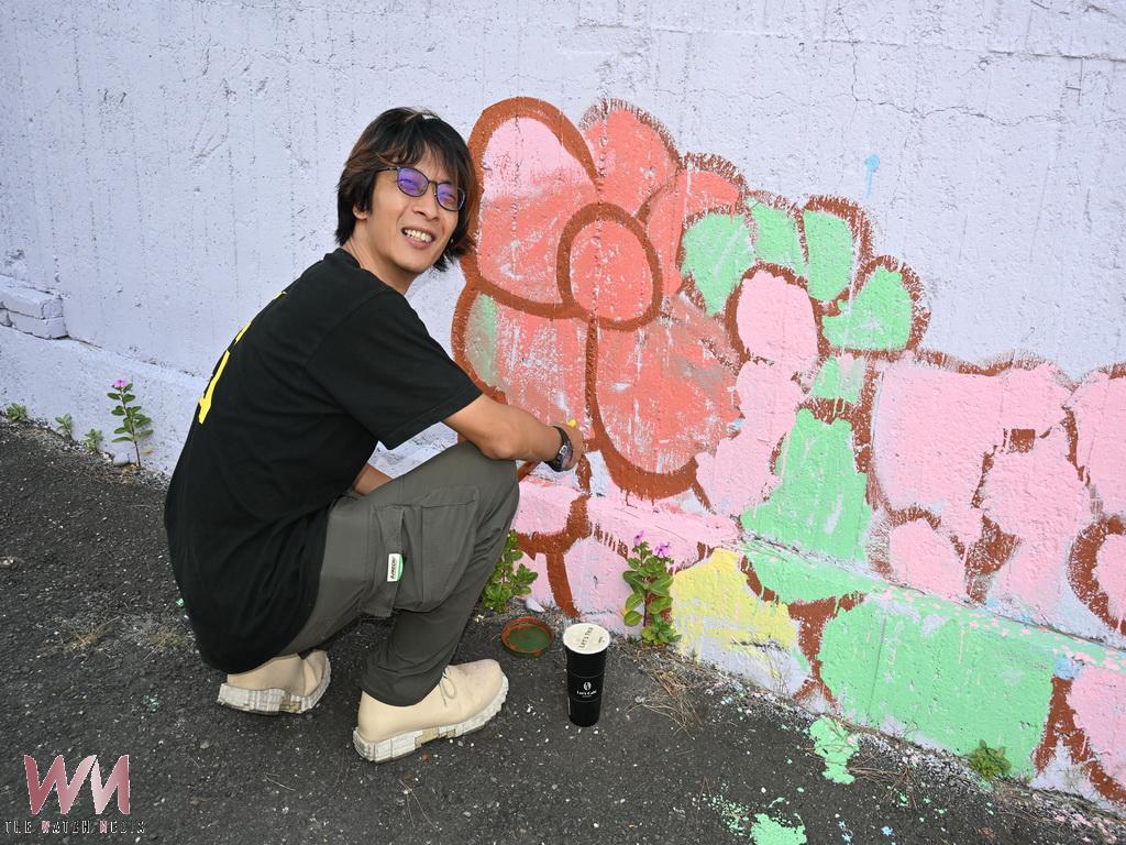 小枕頭躍上社區圍牆 文創青年陳柄成在田尾東區彩繪展現農村新風貌