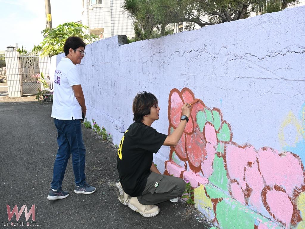 小枕頭躍上社區圍牆 文創青年陳柄成在田尾東區彩繪展現農村新風貌 - https://www.watchmedia01.com