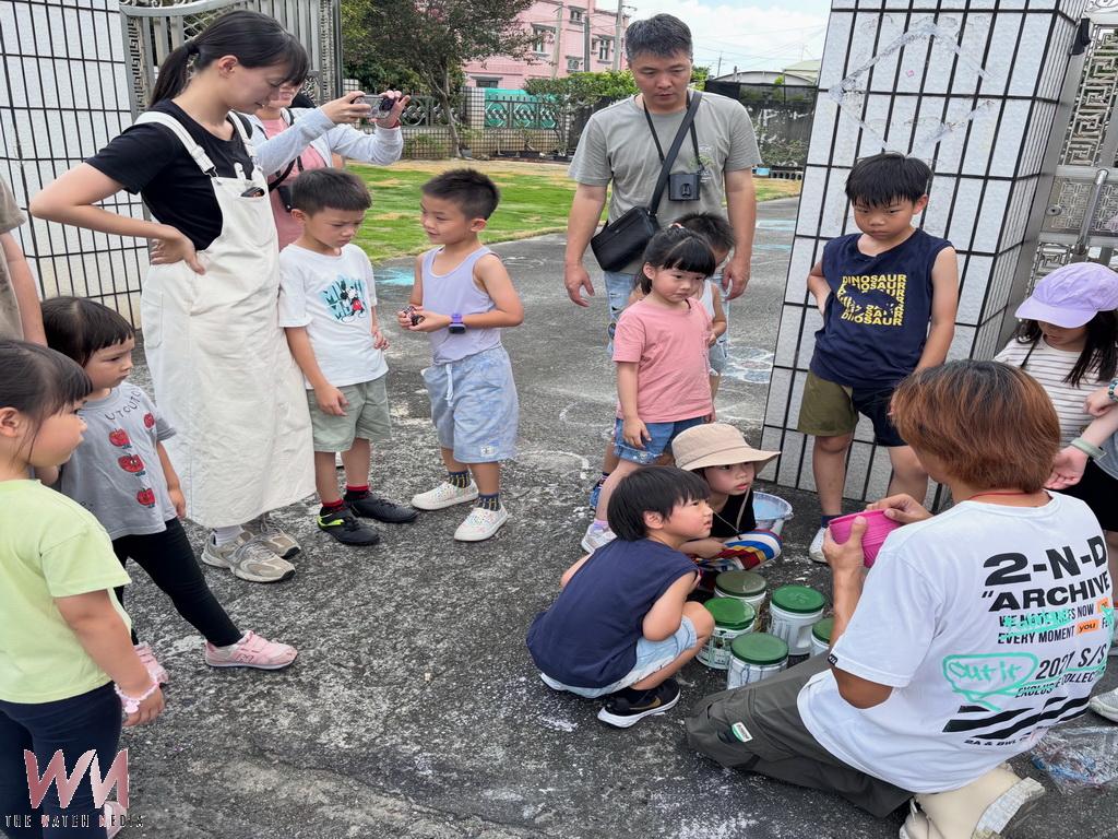 小枕頭躍上社區圍牆 文創青年陳柄成在田尾東區彩繪展現農村新風貌 - https://www.watchmedia01.com
