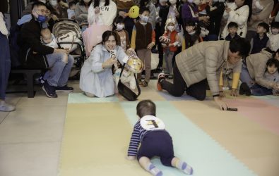 彰濱秀傳產後護理之家辦理四週年慶活動，「寶寶爬行比賽」走獨木橋、翻越小山嶺及滾動大滾輪等，挑戰充滿趣味與刺激。（秀傳醫療提供）
