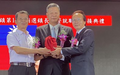 彰化縣政府指派民政處已退休前處長賴致富代理員林市長職務，圖為其擔任民政處長時監交北斗鎮長顏宏霖就職。（資料照　記者陳雅芳攝）