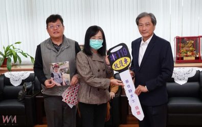 蔡佳靜女士慷慨捐贈一輛巴騰堡格紋設計的救護車，消防局局長林文山代表接受這份珍貴的禮物。（圖／記者蘇榮泉攝）