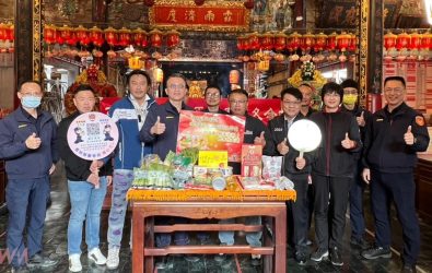 西螺分局與西螺鎮福興宮共同舉辦救濟物資發放活動，現場充滿溫馨氛圍。（圖／記者蘇榮泉攝）