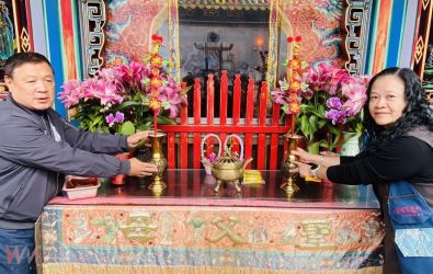 纏花工藝師林佩瑩（右）和北港朝天宮常務董事蔡連財將供神花供奉於媽祖聖父母殿前。（圖／記者蘇榮泉攝）