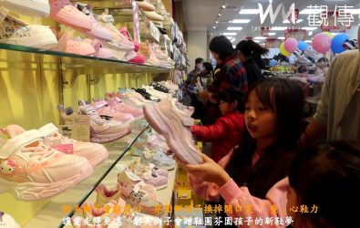 彰美獅子會在彰化市一間鞋店舉行贈鞋活動，讓每個孩子都能安心挑選適合自己的鞋款。（記者陳雅芳攝）