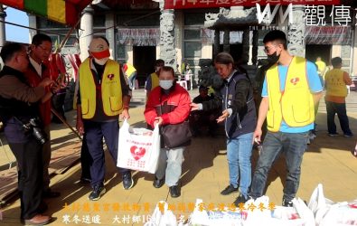 彰化縣慈聖功德慈善會於大村鄉慈聖宮前舉行寒冬送暖活動，有義減、物資發放、提供每戶1000元紅包，為弱勢家庭帶來溫暖和祝福。（記者陳雅芳攝）