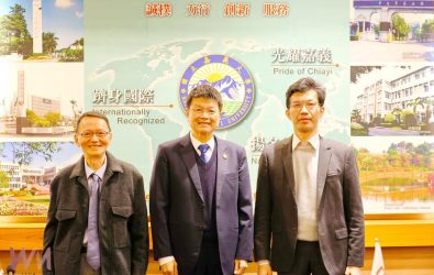 嘉大農生系與禾宇特生技合作成功，圖為嘉義大學校長林翰謙（中）與禾宇特生技有限公司總經理江昱德（右）及農業生物科技學系助理教授張文興。(圖／嘉大提供)