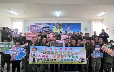 斗六分局員警提醒國軍弟兄提高警覺，避免落入詐騙圈套。（圖／斗六警分局提供）