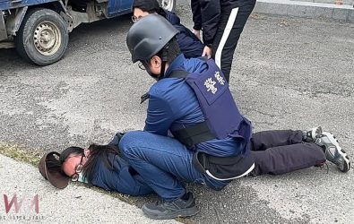 臺西分局員警攔截圍捕防搶演練，模擬銀行遭遇搶劫情境，展示警方快速反應與防禦能力。（圖／記者蘇榮泉翻攝）