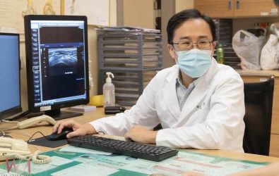 復健科柯彥良醫師呼籲若有肩膀疼痛或活動受限，應儘早就醫，尋求專業協助，讓健康重回生活。（圖／記者蘇榮泉翻攝）