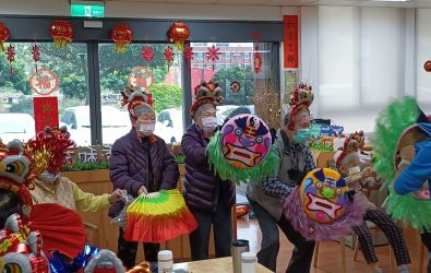 伸港秀和苑日照中心在年節前舉辦系列慶祝活動，90歲阿公舞動獅頭，帶領全場嗨翻天。（伸港秀和苑提供）