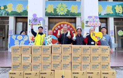 依必朗公司捐贈一批個人清潔用品給中彰榮家，讓長者們在迎接新的一年之際能夠享有更好的清潔與保養用品。（中彰榮家提供）