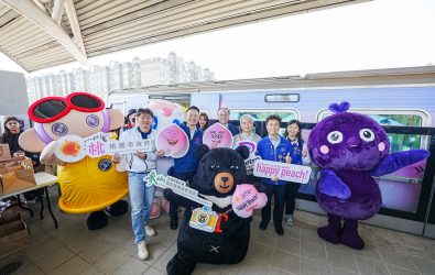 1140120-221-機場捷運化身燈會遊園列車。