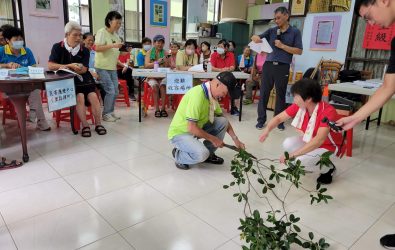 淡水區八勢里防災隊員模擬颱風過後鋸除路倒樹枝及移除障礙物