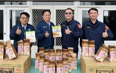 西螺鎮農會總幹事廖錦富及常務監事廖興發，日前親赴西螺分局慰問執勤員警，為他們送上暖心鼓勵與禮品。（圖／記者蘇榮泉翻攝）