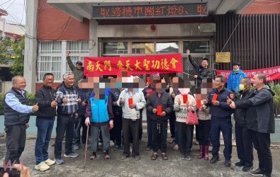饒平派出所與在地慈善團體南天門齊天大聖功德會聯手，於19日攜手舉辦春節關懷金發放活動，為轄內弱勢家庭送上冬日暖意。（圖／記者蘇榮泉攝）