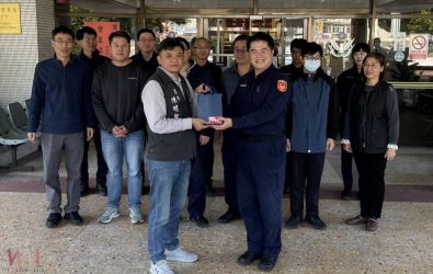 虎尾鎮長林嘉弘親赴虎尾警察分局，慰問執勤警員並發放紅包與超商禮券，以感謝警察同仁在春節期間的辛勞奉獻。（圖／記者蘇榮泉翻攝）